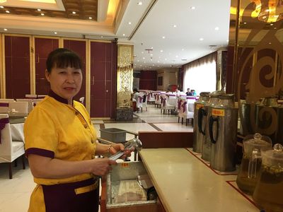 年輕面孔難覓，銀發(fā)身影成景 餐飲業(yè)服務(wù)崗的“年齡斷層”與轉(zhuǎn)型